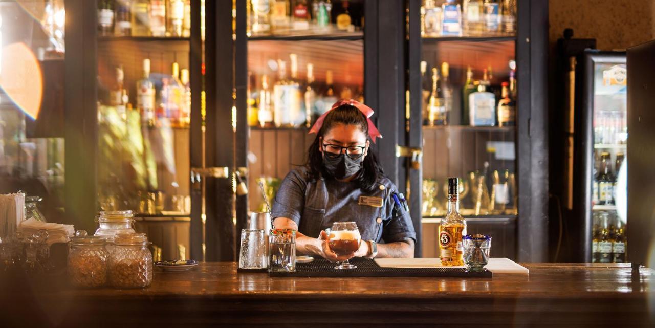 Real de Minas San Miguel de Allende Exterior foto A bartender at work